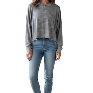 NWT Yogalicious Lux SZ M Women Grey Camo Cropped Hoodie Lg Sleeve Thumbholes Top